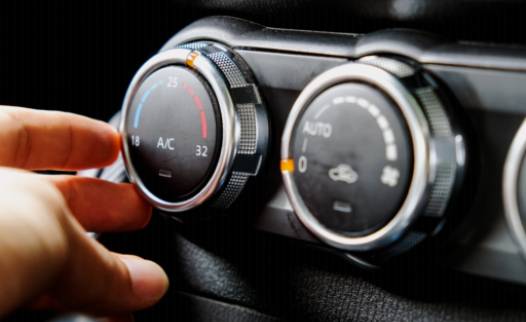 A hűtőközeg szivárgás figyelmen kívül hagyásának veszélyei az autó légkondicionáló rendszerében