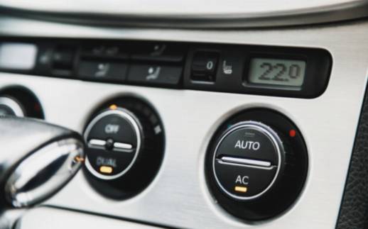 Az autó légkondicionáló csövek és vezetékek szivárgásának és károsodásának veszélyeinek figyelmen kívül hagyása