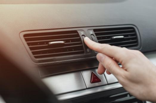 Miért sziszeghet az autó légkondicionáló rendszere, és hogyan javítható?